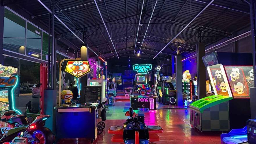 Varias máquinas de juegos en un parque de atracciones.
