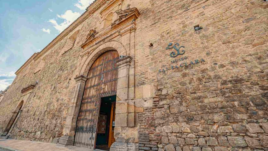 Fachada de edificio en placa de piedra con una leyenda que dice: "Museo Santa Clara".