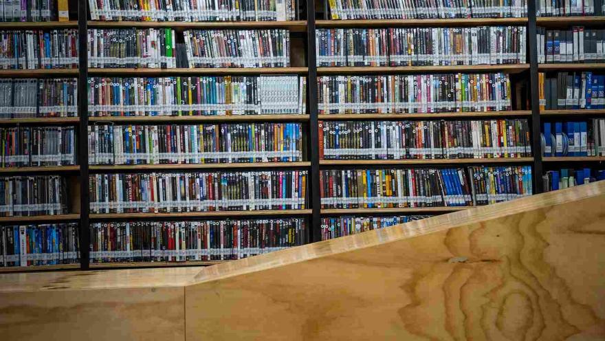  Estantería grande y repleta de cajas con lo que parecen ser DVD.