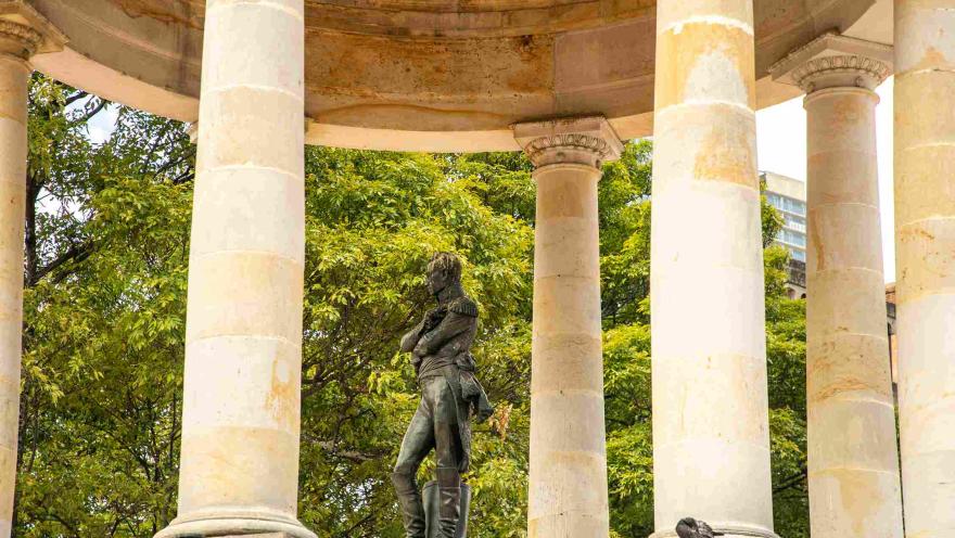 Estatua en bronce del Libertador Simón Bolívar en el centro de cinco columnas de piedra del templete.