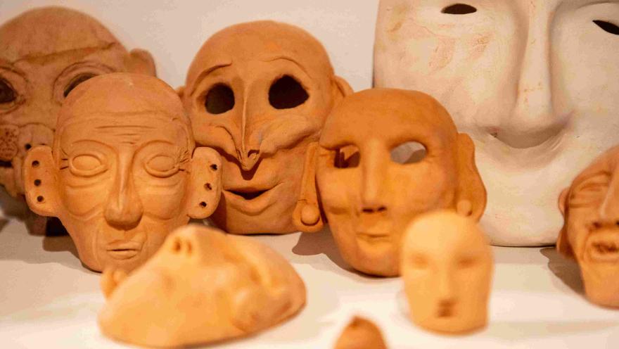  Por lo menos 5 máscaras de cerámica de diferentes tamaños y colores están exhibidas.