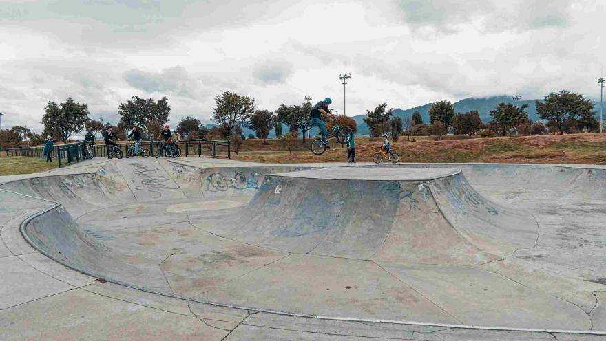 Pista de bicicross en la que hay varios jóvenes en bicicleta.