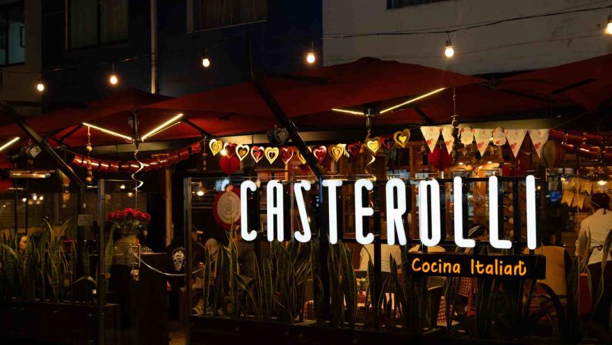  Vista exterior nocturna del restaurante Casterolli, iluminado con luces cálidas y decoración festiva.