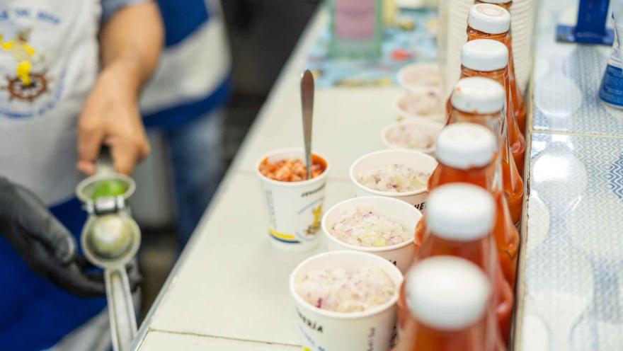  Procesos estandarizados donde picamos los vegetales y aderezos al momento para asegurar la máxima frescura.