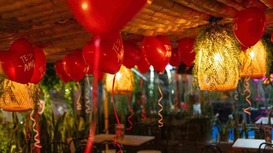 Cuidamos la iluminación y los detalles decorativos para ofrecer una experiencia íntima y memorable en pareja.