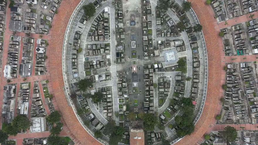 Vista aérea desde un dron hacia abajo en el que se observa una panorámica circular del cementerio central. Se destacan caminos en ladrillo, estilo laberinto, y algunos árboles.