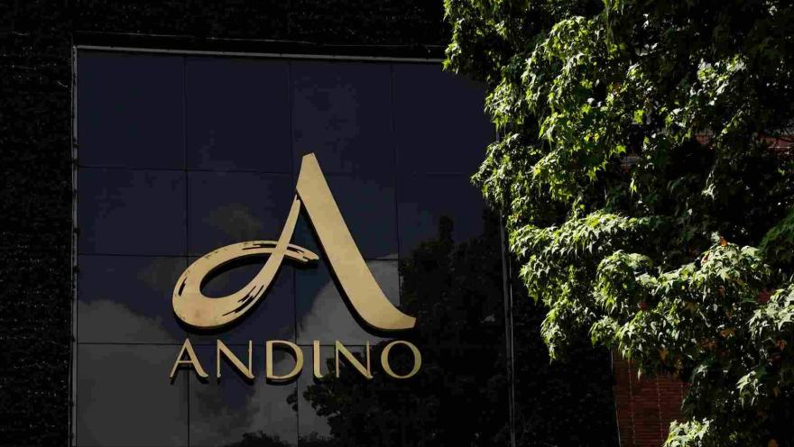 Fachada en la que se resalta sobre fondo negro una gran letra A dorada y la palabra “Andino”.