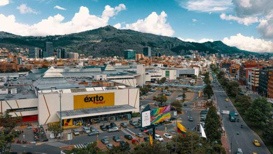  Plano general de la fachada de una gran zona de edificaciones en la que al fondo se ven edificaciones y altas montañas.