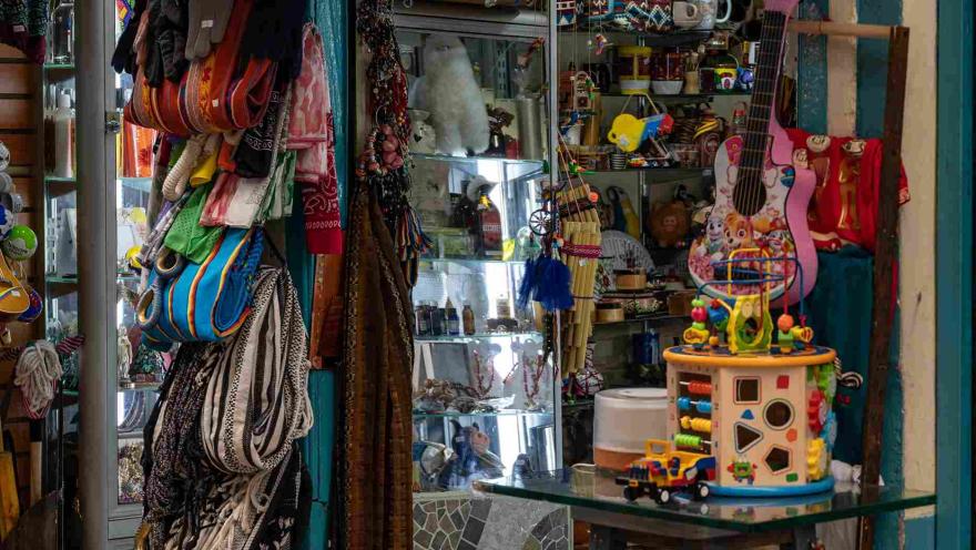 Un local comercial repleto de artesanías como bolsos, flautas, hamacas y muñecos.