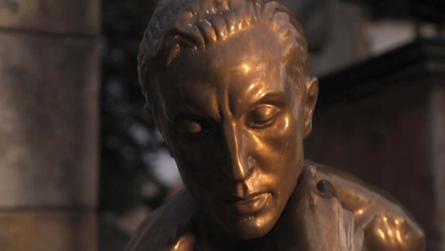 Estatua en bronce con el rostro que parece ser del prócer Simón Bolívar.