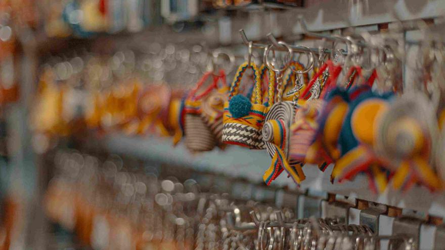  Primer plano de llaveros con objetos típicos colombianos como sombreros y mochilas.