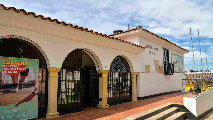 Fachada de la casa donde funcionma la Alcaldía local de Suba. Destacan 3 columnas que forman arcos de acceso.