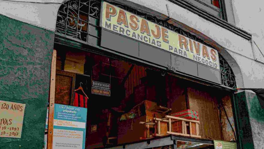 Fachada de entrada a un edificio antiguo en el que se destaca una leyenda que dice: "Pasaje Rivas"