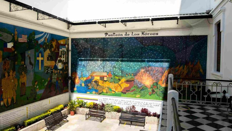 Salón interior en el que hay dos murales alusivos a la Policía y la comunidad. Hay una leyenda que dice: “Panteón de los héroes”
