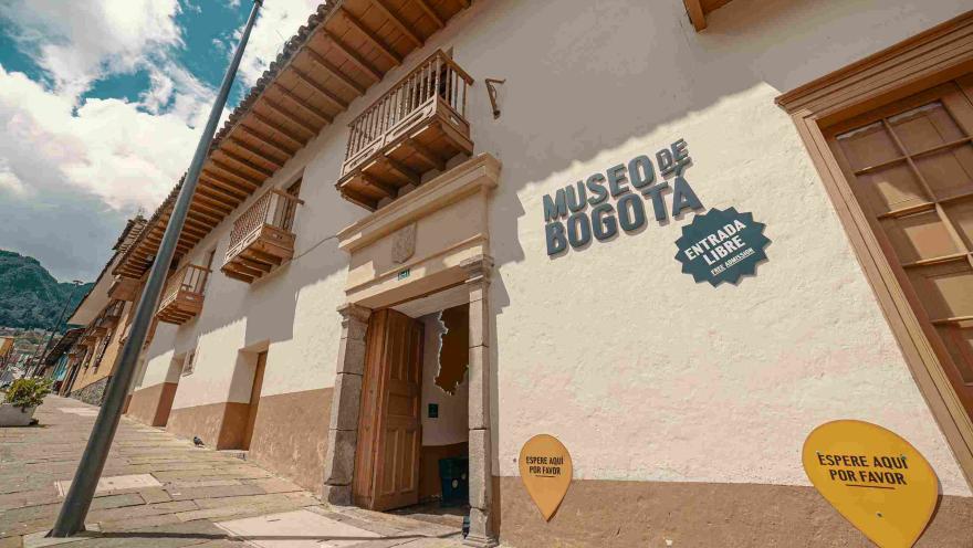 Fachada de la entrada del Museo de Bogotá, donde destacan siete balcones en madera y un par de leyendas que dicen: 'Museo de Bogotá' y 'Entrada libre'.