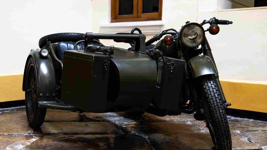Moto antigua, parece de los años 30 y de color negro.