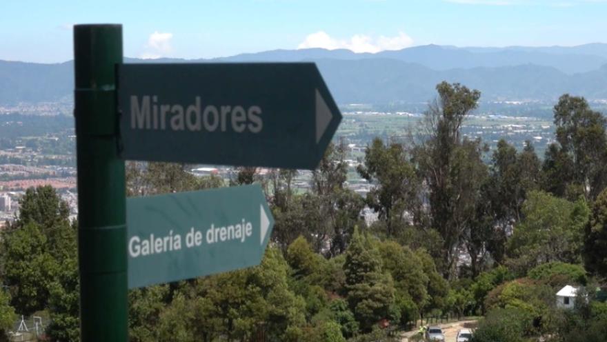 Señal que indica la dirección hacia el mirador y la galería de drenaje.