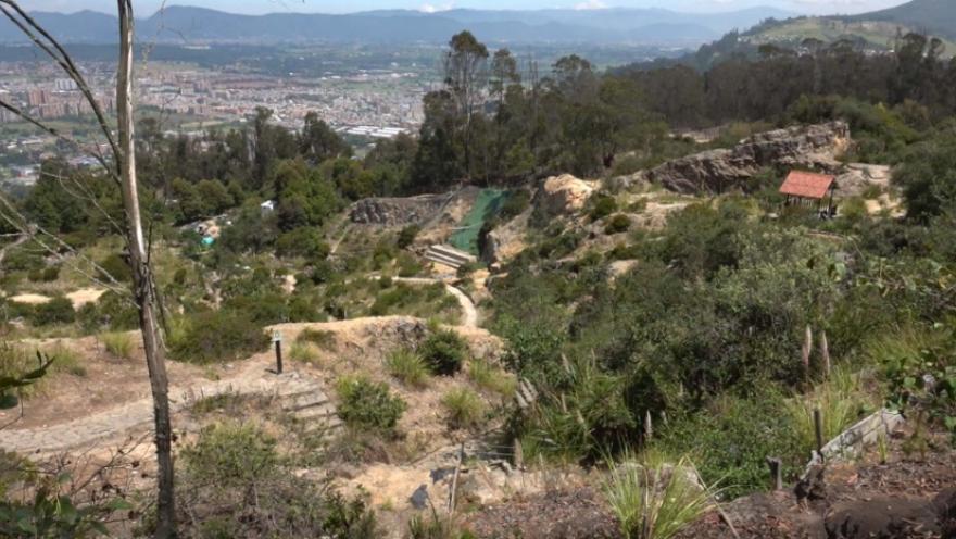 Vista panorámica de la ciudad desde la cima de una colina, mostrando edificios y paisajes urbanos.