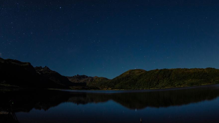 Gran laguna de noche. Se observa el reflejo del cielo en sus aguas.