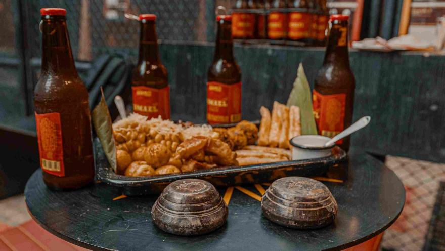 Tradición y gastronomía: el juego del tejo acompañado de cerveza y comida típica local.
