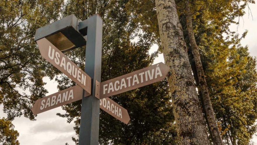 Señal de tráfico indicando la dirección hacia varias poblaciones como Facatativá, Usaquén, Sabana y Soacha.