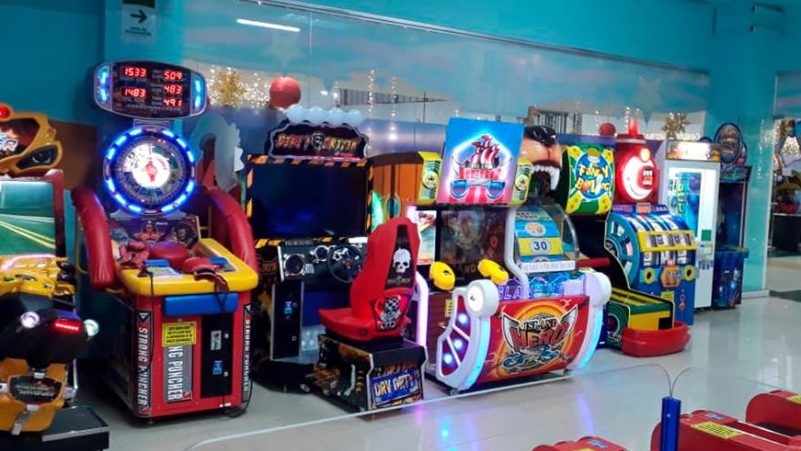Entrada de “Game Park” en un centro comercial, con fachada colorida y vista interior de máquinas arcade iluminadas y juegos electrónicos.  