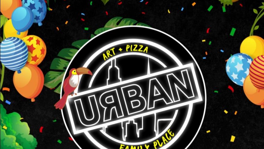 Imagen gráfica con el logo “URBAN Family Place” en el centro, rodeado de ilustraciones de globos, hojas tropicales, un tucán y confeti sobre fondo oscuro.