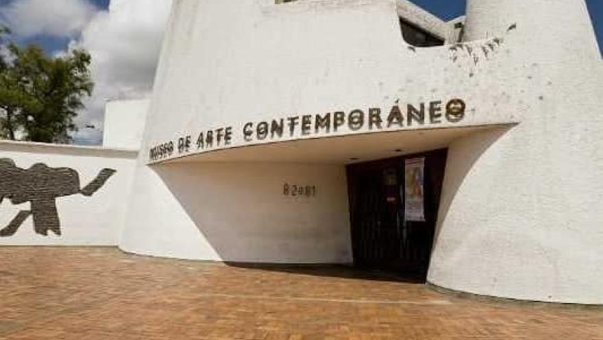 Fachada del Museo de Arte Contemporáneo, edificio blanco de diseño moderno con entrada sobre plaza de ladrillo.