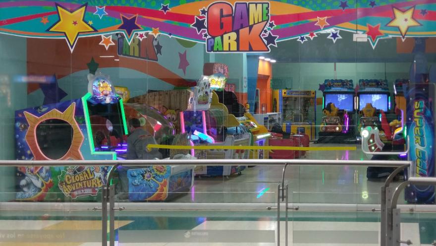 Área de juegos infantil dentro de “Game Park”, con máquinas interactivas, juegos temáticos y pequeños vehículos de entretenimiento.