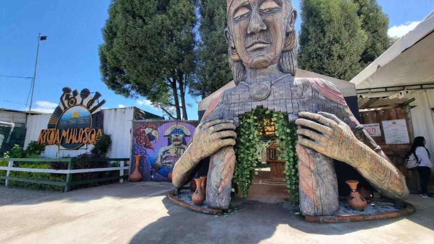 Gran escultura inspirada en la cultura muisca con entrada en su interior, ubicada en un parque temático al aire libre.