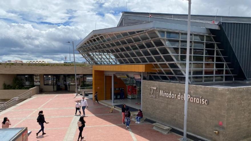 Entrada del Mirador del Paraíso junto al Museo de la Ciudad Autoconstruida, con personas caminando en la plaza.