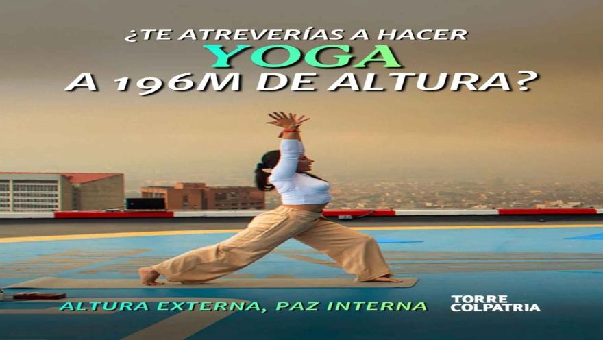 Personas practicando yoga en el helipuerto de la Torre Colpatria con una vista panorámica de la ciudad. 