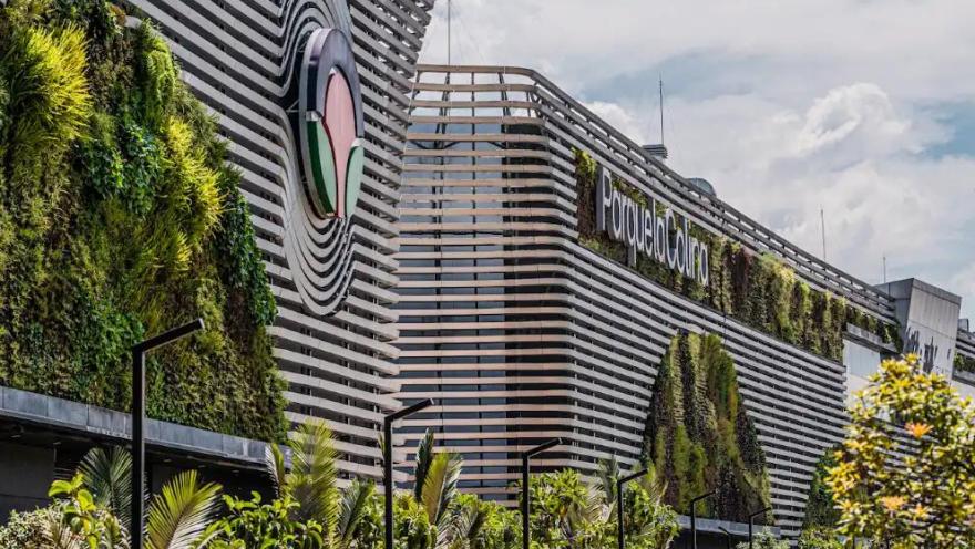 Fachada moderna del centro comercial Parque La Colina en Bogotá, con jardines verticales y diseño arquitectónico contemporáneo.