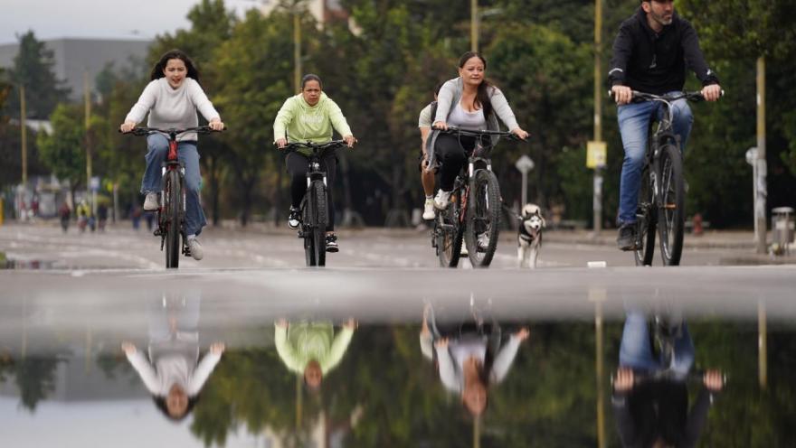 Personas disfrutan de la ciclovía de Bogotá, uno de los espacios urbanos más emblemáticos de la ciudad, donde deporte, movilidad sostenible y recreación se encuentran en medio de amplios corredores rodeados de naturaleza.