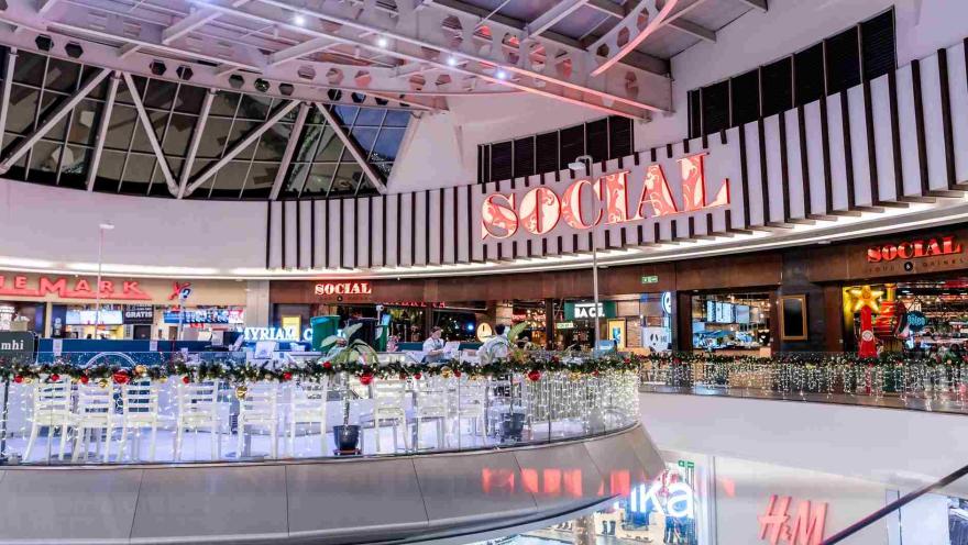 Interior del centro comercial Parque La Colina en Bogotá, con locales comerciales, iluminación moderna y espacios decorados para la temporada navideña.