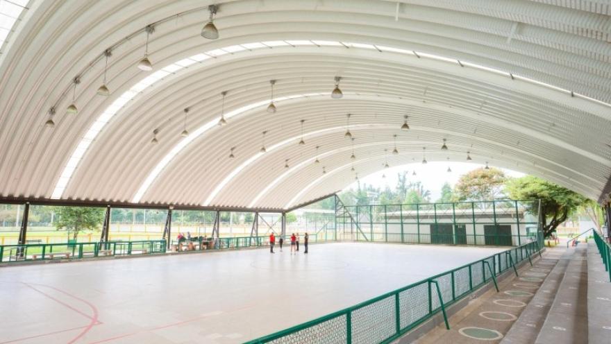Vista interior de un escenario deportivo cubierto destinado a la práctica de patinaje y otras actividades recreativas.