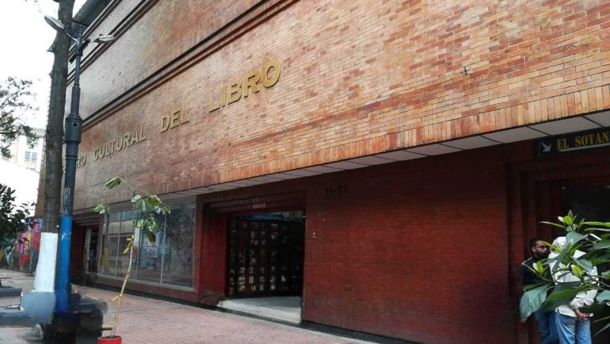 Fachada de ladrillo del Centro Cultural del Libro, con entrada abierta y personas en la acera.