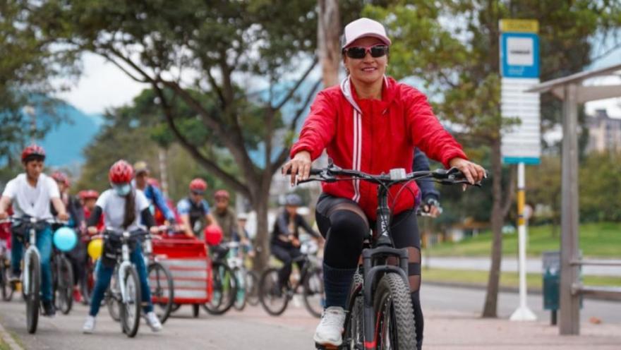 Una ciclista disfruta de la tradicional ciclovía de Bogotá, un espacio que reúne a familias, deportistas y ciudadanos alrededor de la movilidad sostenible y el disfrute del espacio público.