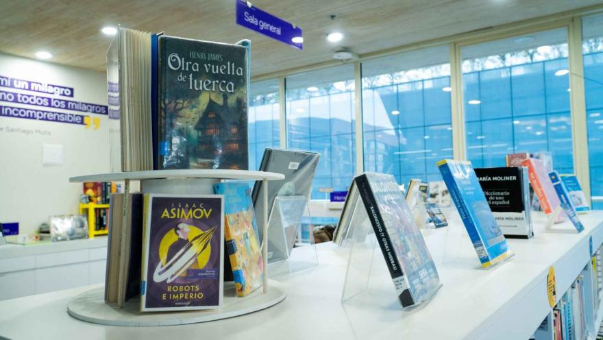 Exhibición de libros en una biblioteca, con títulos destacados en estanterías modernas y un ambiente luminoso que invita a la lectura.