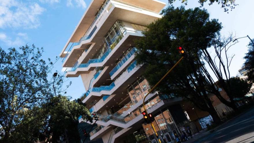 La moderna arquitectura urbana de Bogotá se integra con el entorno natural en este imponente edificio contemporáneo, símbolo del desarrollo, la innovación y el crecimiento cultural de la ciudad.