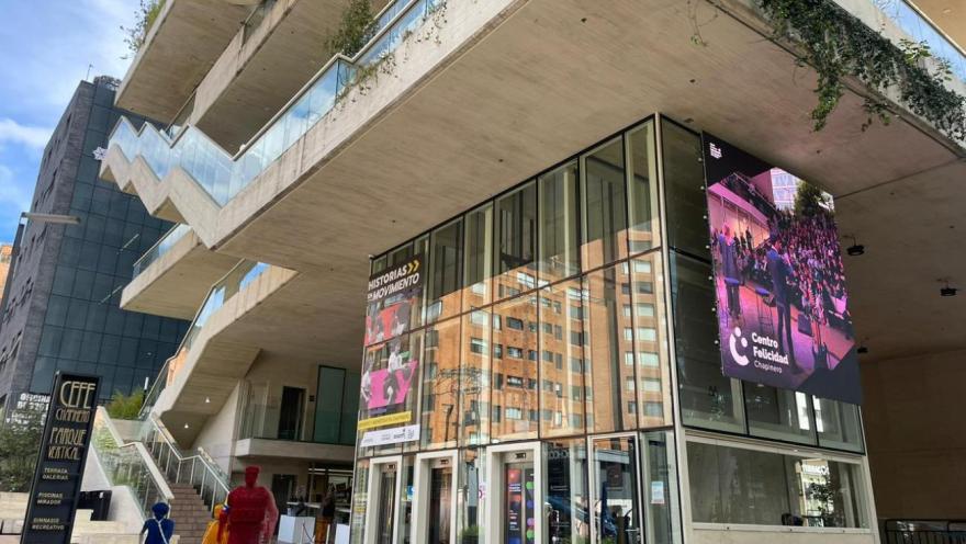 El Centro Felicidad de Chapinero destaca por su arquitectura moderna y sus espacios culturales abiertos a la comunidad, consolidándose como un punto de encuentro para el arte, la recreación y la innovación urbana en Bogotá.
