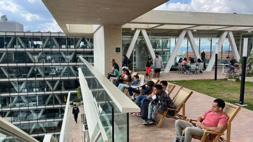 Personas disfrutan de los espacios abiertos y terrazas del Centro Felicidad de Chapinero, un escenario moderno que promueve el bienestar, la cultura y el encuentro ciudadano en Bogotá.