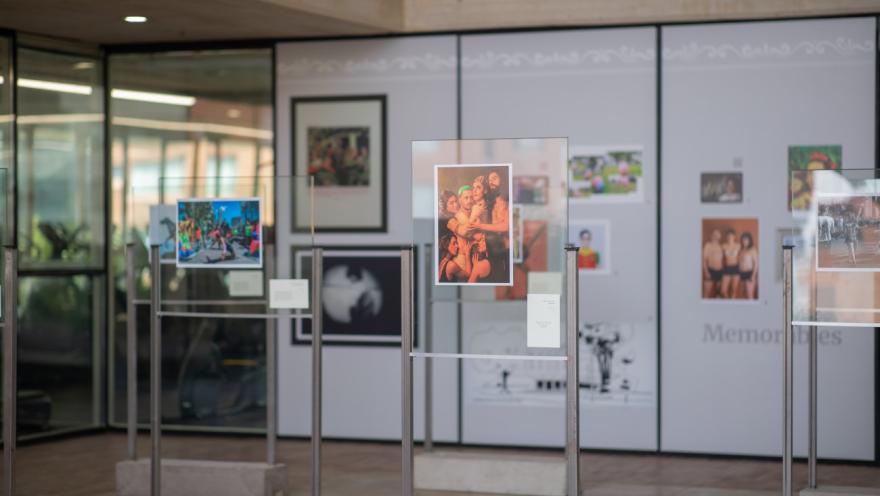 Una exposición artística en el Centro Felicidad de Chapinero reúne fotografías y memorias visuales que invitan a reflexionar sobre la cultura, la identidad y las historias de la ciudad.