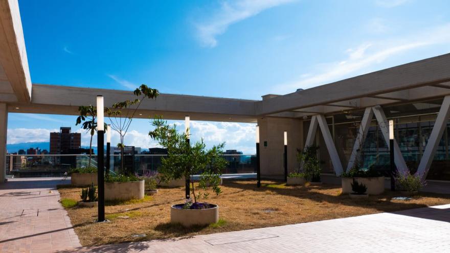 La terraza del Centro Felicidad de Chapinero combina arquitectura contemporánea, espacios verdes y vistas urbanas, ofreciendo un ambiente pensado para el bienestar, el encuentro y la conexión con la ciudad.