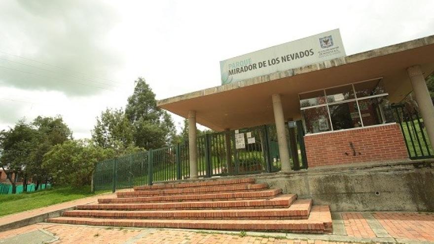 La entrada del Parque Mirador de los Nevados recibe a los visitantes con senderos rodeados de naturaleza y un ambiente tranquilo, ideal para disfrutar del paisaje y conectarse con la riqueza ambiental de Bogotá.