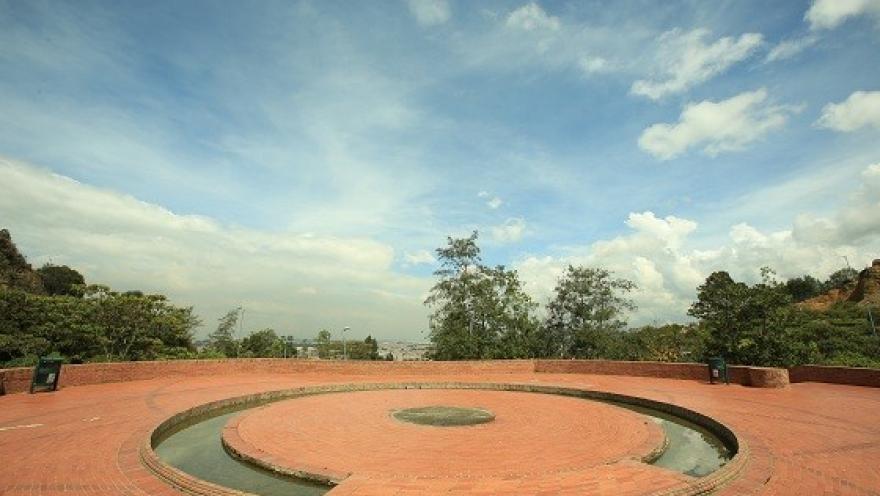 La plaza circular del Parque Mirador de los Nevados ofrece un espacio tranquilo rodeado de naturaleza, perfecto para admirar el paisaje y disfrutar de amplias vistas de Bogotá y sus montañas.