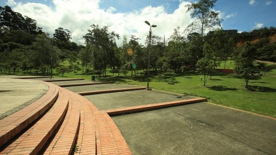 Los senderos y zonas verdes del Parque Mirador de los Nevados invitan a caminar y disfrutar de un entorno natural tranquilo, rodeado de árboles, jardines y espacios abiertos para el descanso y la contemplación.