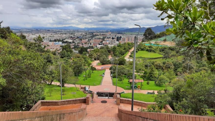 Desde el Parque Mirador de los Nevados se despliega una impresionante vista panorámica de Bogotá, donde los senderos, jardines y montañas se unen para ofrecer un espacio natural ideal para contemplar la ciudad y respirar tranquilidad.