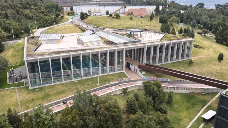 Vista aérea del Centro Felicidad Cometas, un moderno complejo de arquitectura contemporánea rodeado de amplias zonas verdes y senderos peatonales, integrado al paisaje natural del noroccidente de Bogotá.