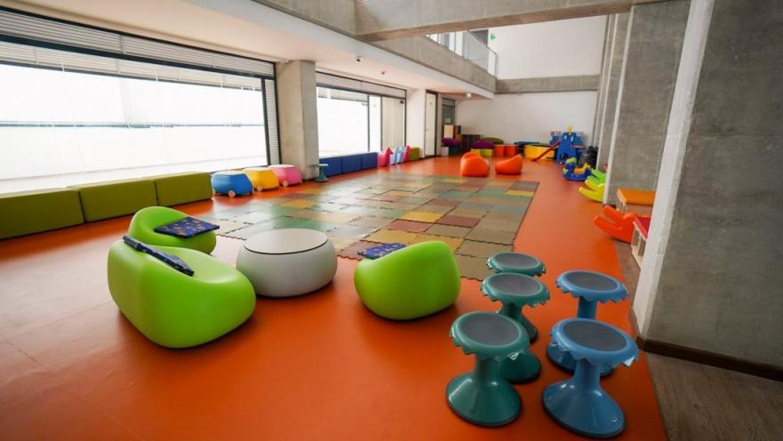 Espacio infantil del Centro Felicidad Cometas equipado con mobiliario colorido, juegos didácticos y zonas de aprendizaje, diseñado para promover la creatividad, la interacción y el desarrollo de niños y niñas en un ambiente seguro y moderno.